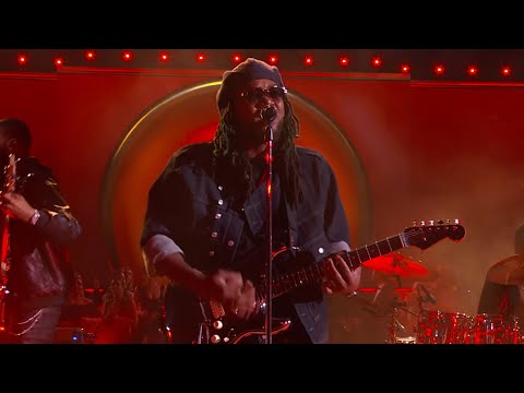 2026 GRAMMYs: Leon Thomas Jams Out to 'Mutt'