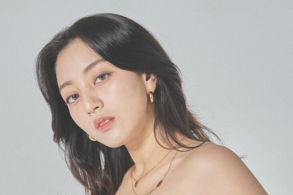 TWICE's Jihyo loses a hair extension live on TV while promoting Alcohol-Free