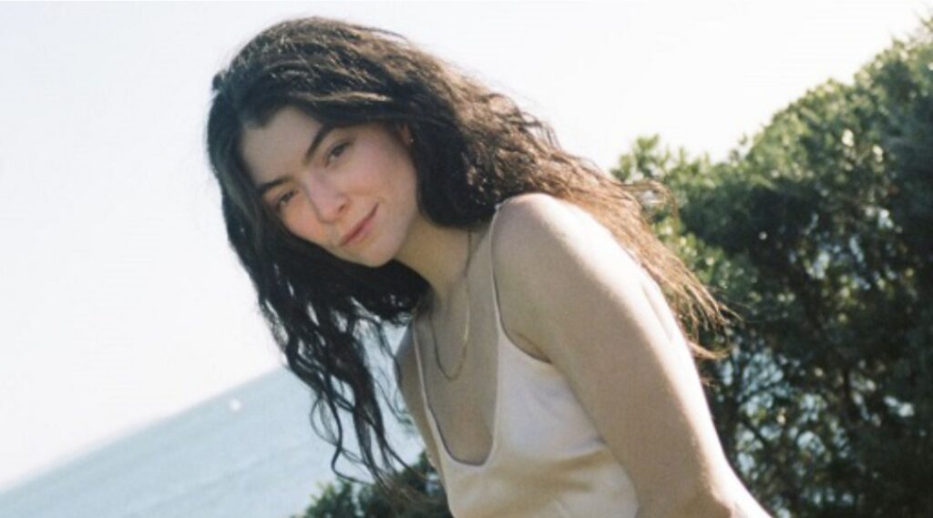 Lorde gets drunk on a totally live TV show