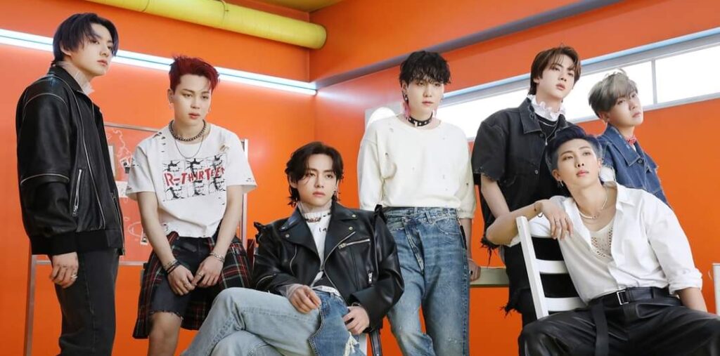 Afghanistan's ARMYS suffer repression and are forced to burn their BTS records