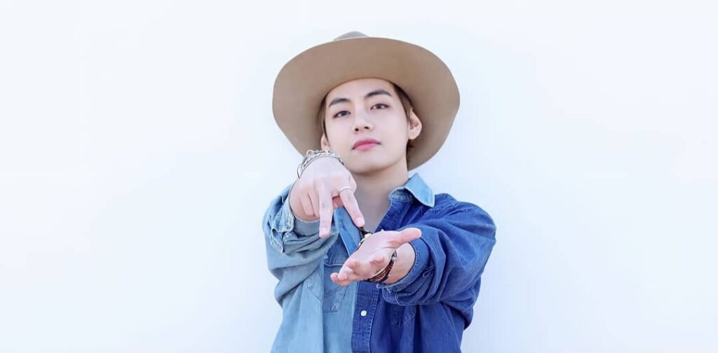 BTS' V has fallen in love with a fan and has reacted to having her in front of him BTS' V has fallen in love with a fan and has reacted to having her in front of him