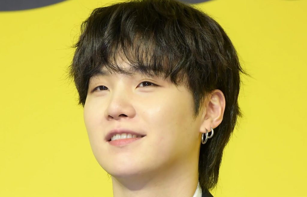 Suga drives ARMY crazy thanks to his physical condition and wears a tight shirt that shows his attributes