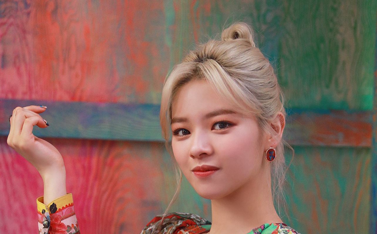 Jeongyeon's Iconic Blonde Hair Moments in TWICE Music Videos - wide 3