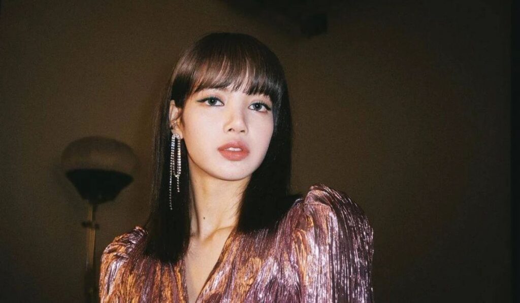 We can see Lisa's debut solo closer than ever with the release of her official image