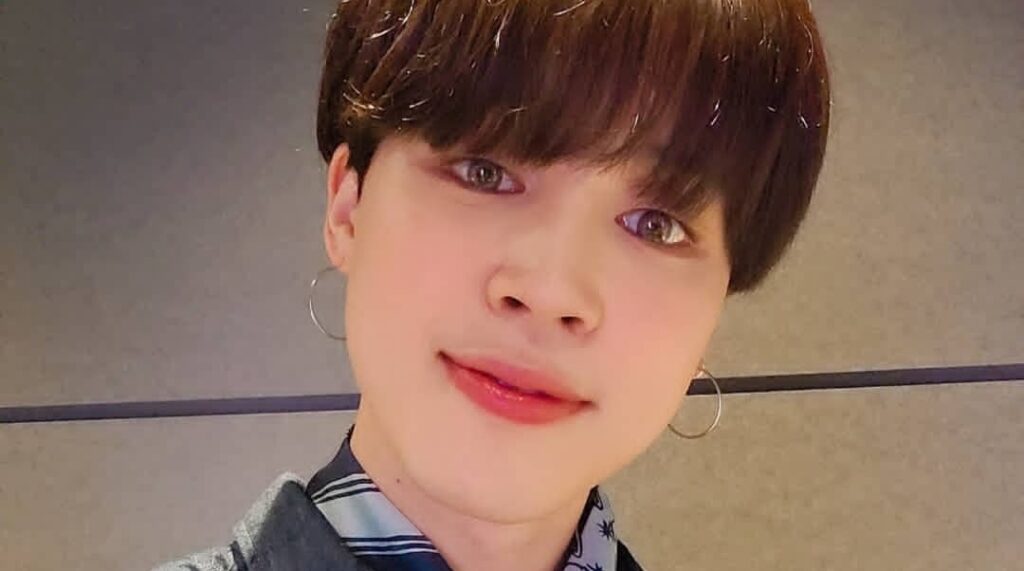 BTS' Jimin makes rude gesture in front of ARMY and apologizes