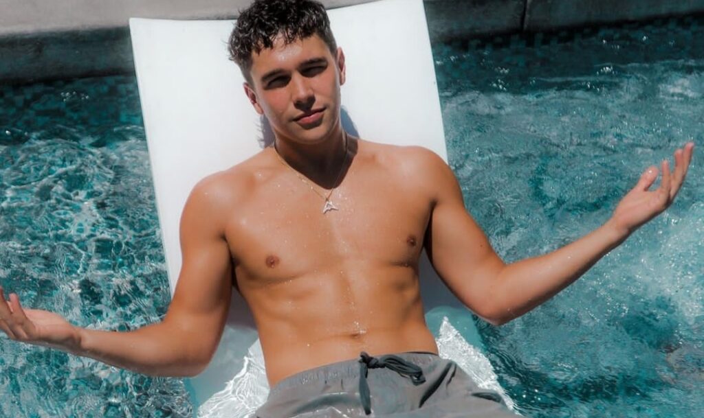 Austin Mahone is shown without ANY clothes on OnlyFans and turns on the networks