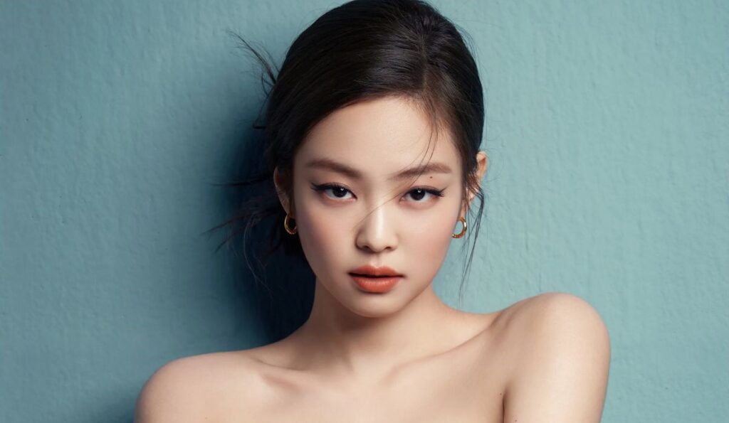 Jennie causes commotion at Paris airport