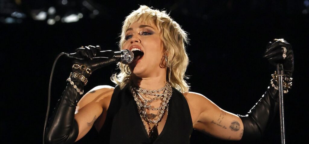 Miley Cyrus explains why her perfomances are not streamed live