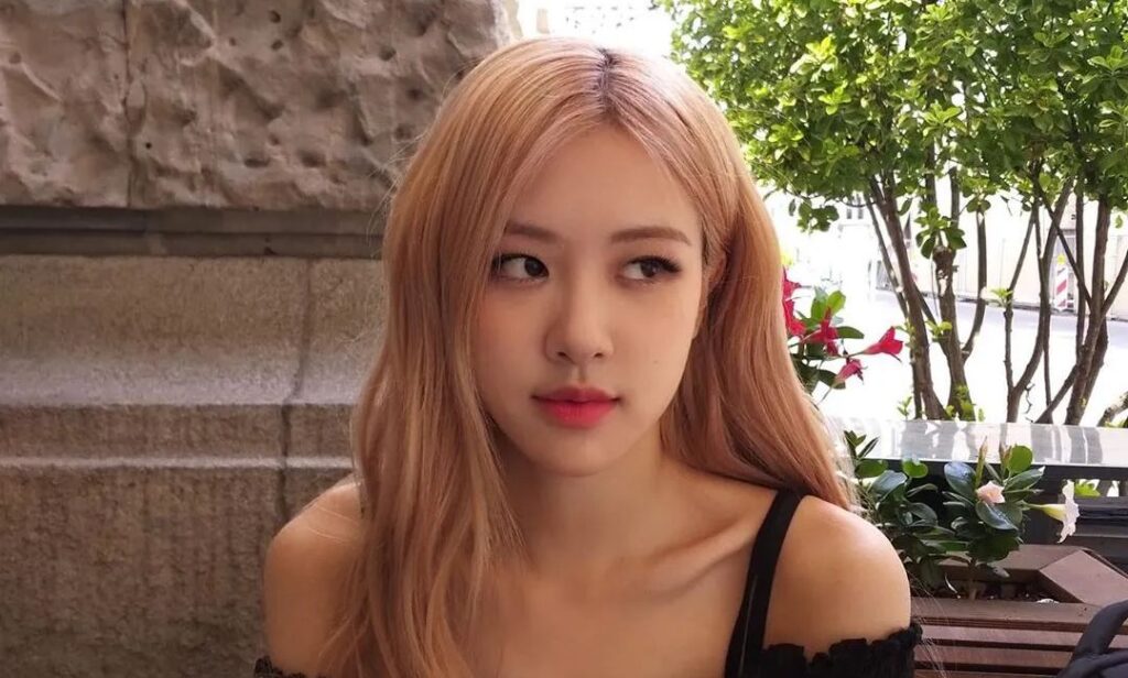 BLACKPINK's Rosé receives criticism for supporting Lee Jung on social media
