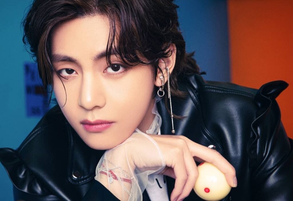 BTSs V was crushed by this model and kept looking at her, it's the envy of the fans