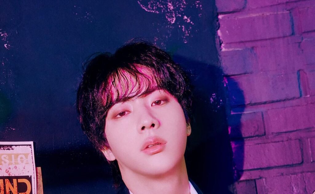 BTS' Jin is 'caught' in the Mexico subway and goes viral for 'not wearing a mask'