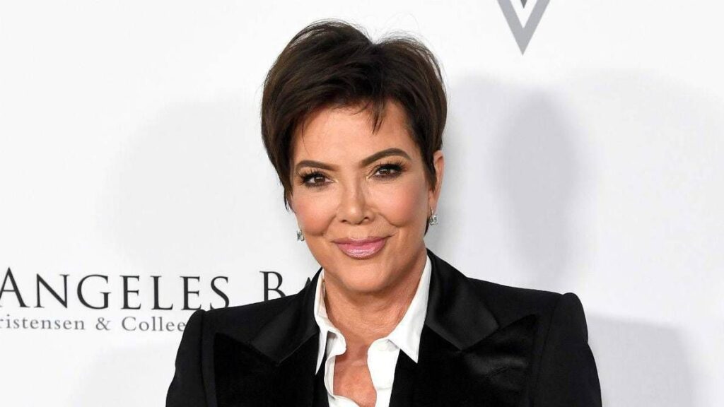 Kris Jenner releases new cover of "Jingle Bells"(01)