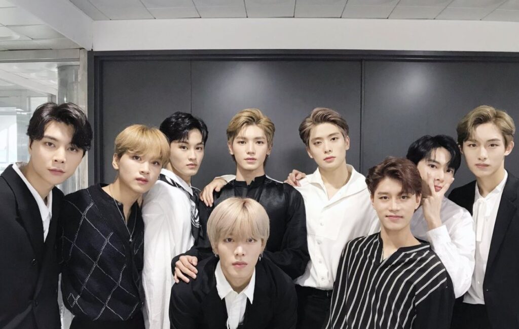 NCT 127's bodyguard knocks down a crazy fan at the airport to protect the boys (VIDEO)