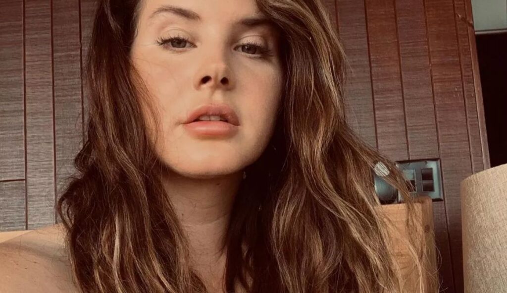 Netizens claim Lana Del Rey has an OnlyFans account after hot selfie legend