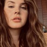 Netizens claim Lana Del Rey has an OnlyFans account after hot selfie legend