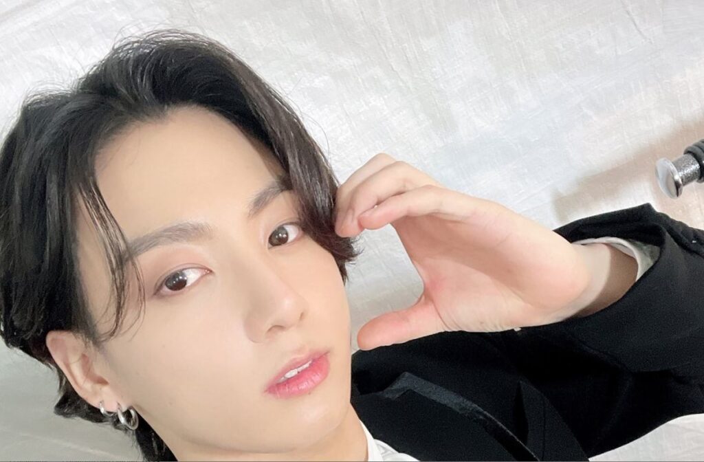 BTS' Jungkook gets anxious over paparazzi harassment on the streets