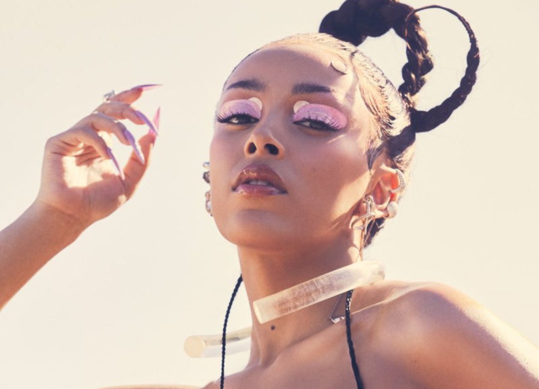 Doja Cat shows a snippet of her new song on instagram live.