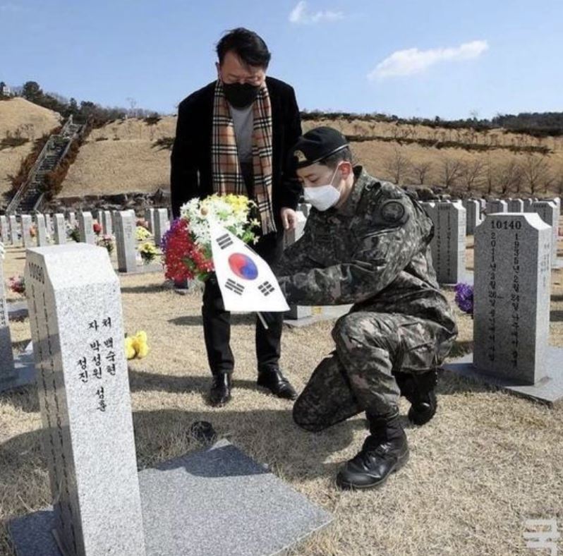EXO's Chanyeol visits his grandfather's grave and brings fans to tears over the sad scene