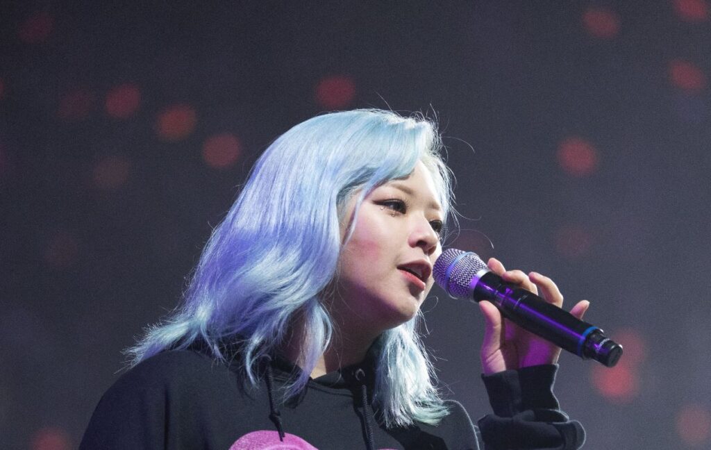 Jeongyeon receives heartwarming surprise on TWICE's North America tour