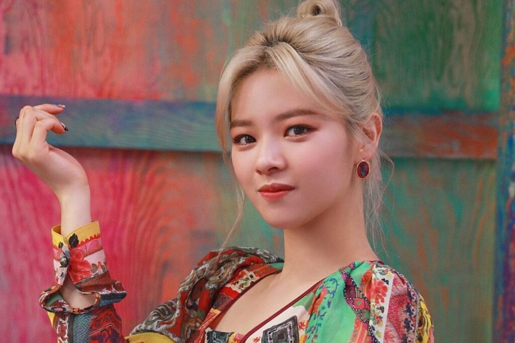 TWICE’s Jeongyeon forgets choreography formation for “Knock Knock” in concert