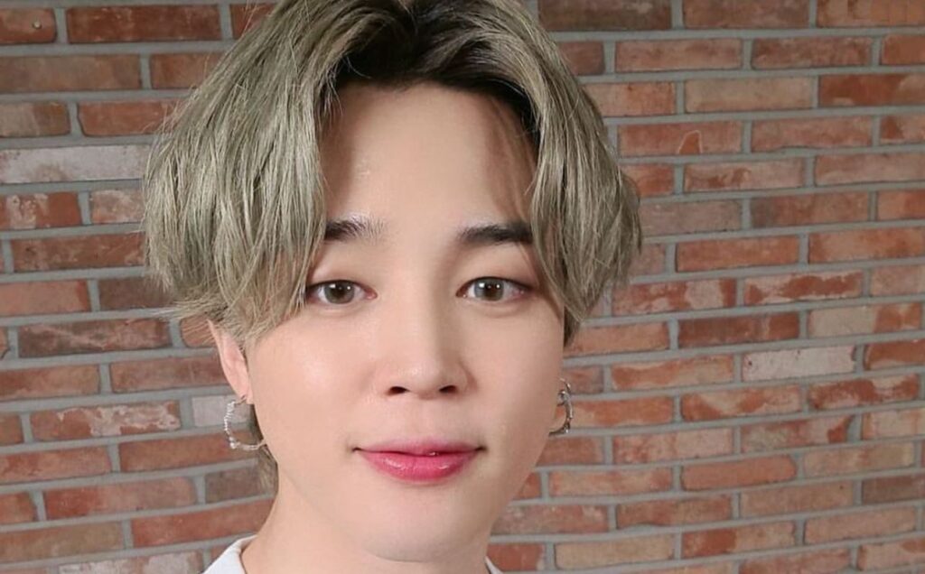 BTS' Jimin appeared in a club playing with two girls who didn't recognize him