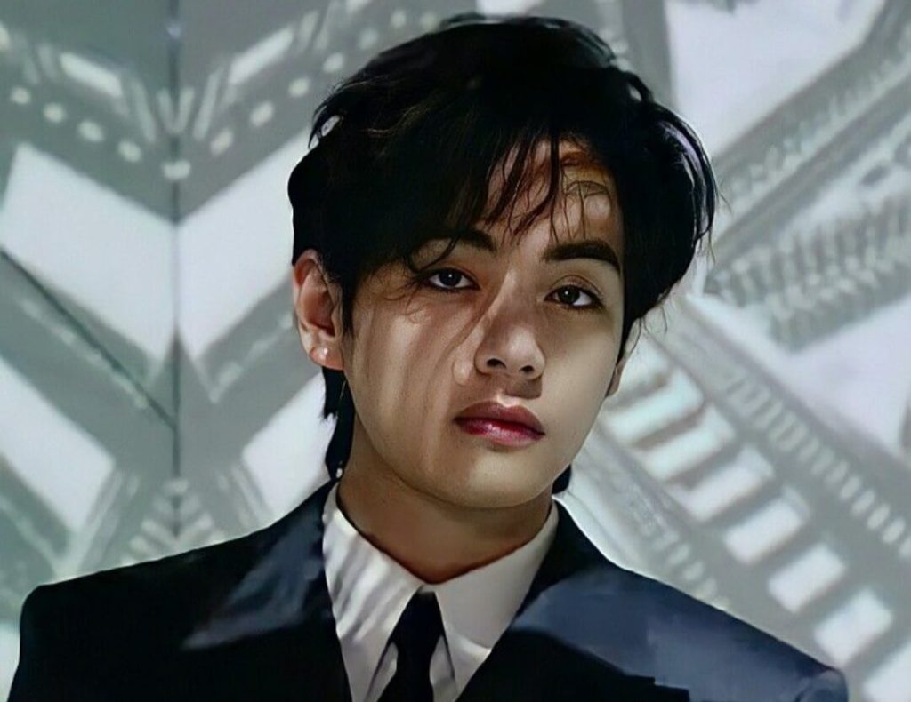 BTS' Taehyung helps a reporter at the airport and melts ARMY