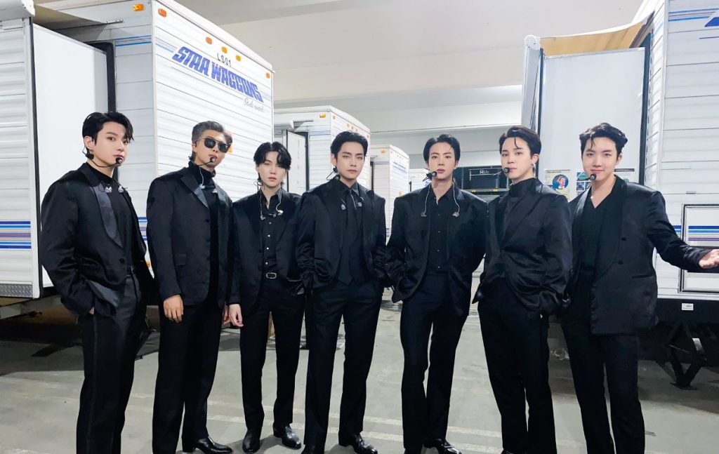 BTS members hugged each other after losing the GRAMMY again (VIDEO)