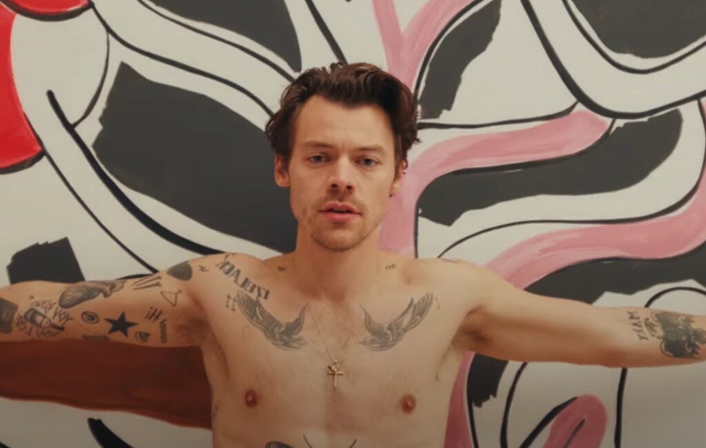 Harry Styles releases his new song "As It Was", a melancholic and sticky mix