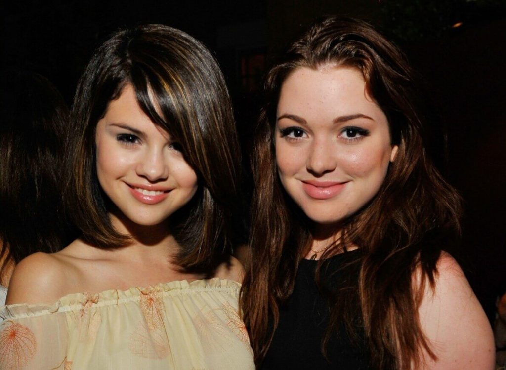 Selena Gomez and Jennifer Stone recreated iconic dance from “Wizards of Waverly Place”