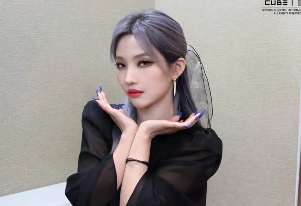 (G)I-DLE's Soyeon shows underware in 'unconventional' airport suit