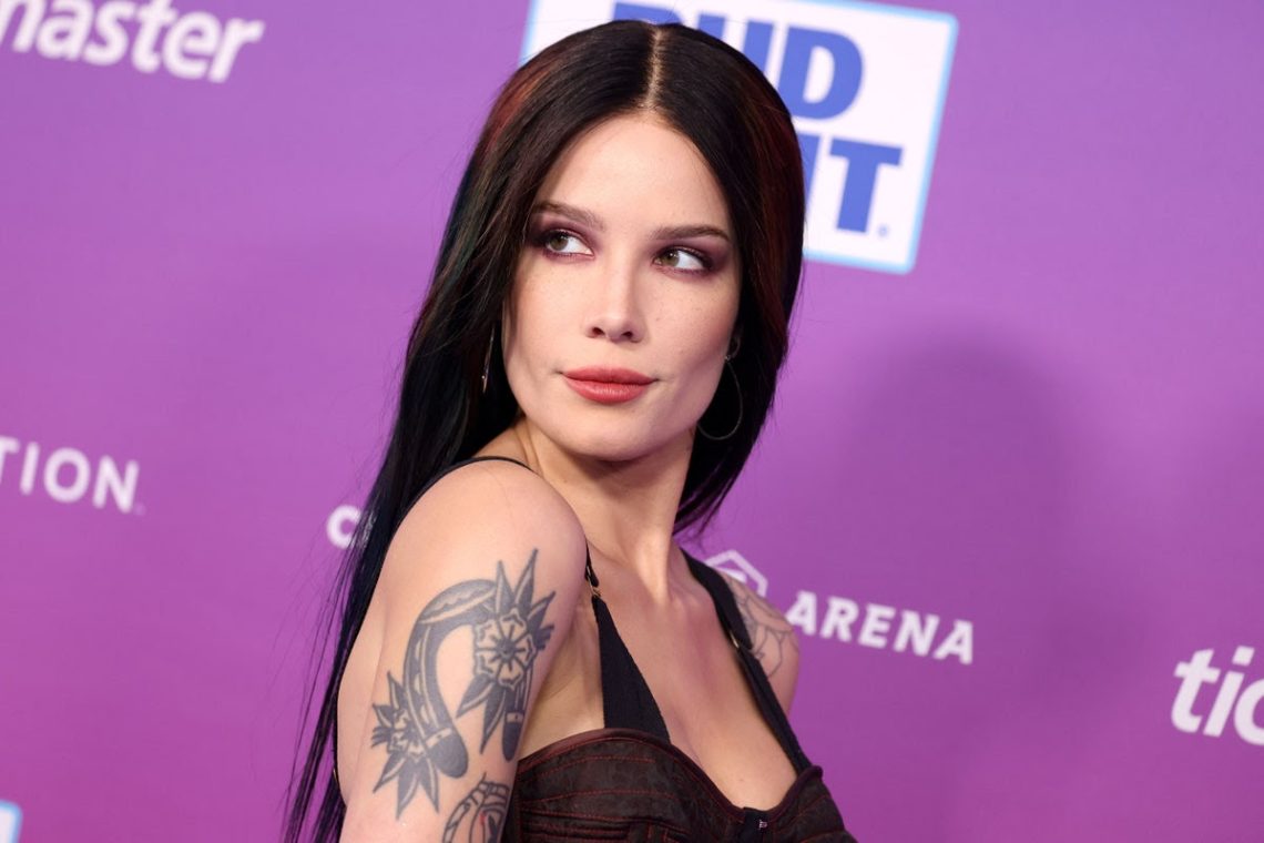 Halsey criticizes her label for not allowing her to release new music(02)