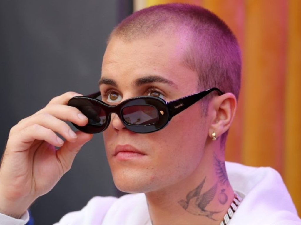 Justin Bieber shows his facial paralysis on video and explains his syndrome