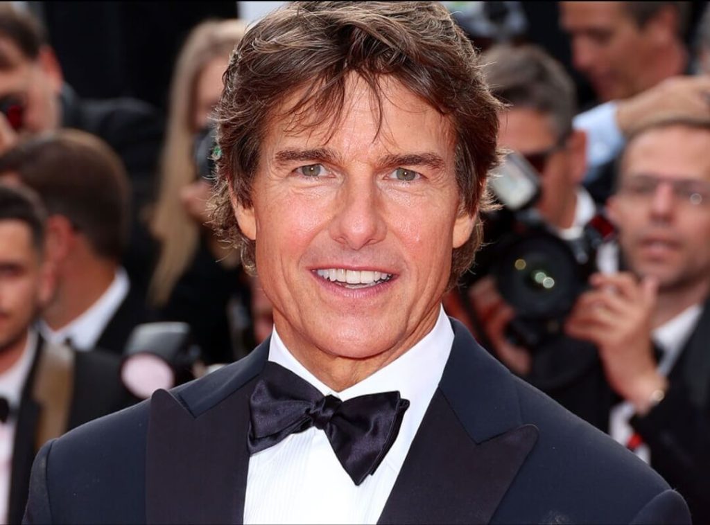 Tom Cruise makes fall in love as he strikes the Gyaru pose for fans in Seoul