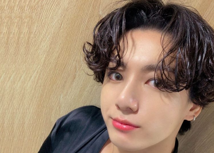 Jungkook plays and interacts undercover with ARMY in BTS Island In the