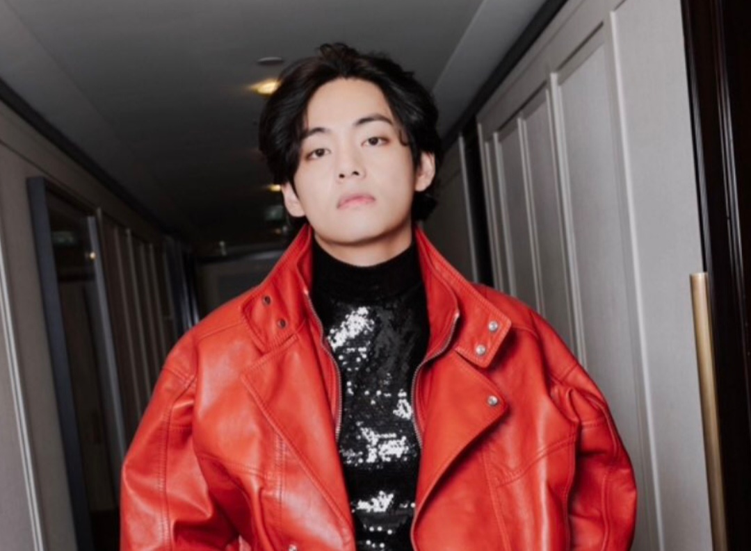 BTS' Taehyung was mobbed by a fan at Paris Fashion Week