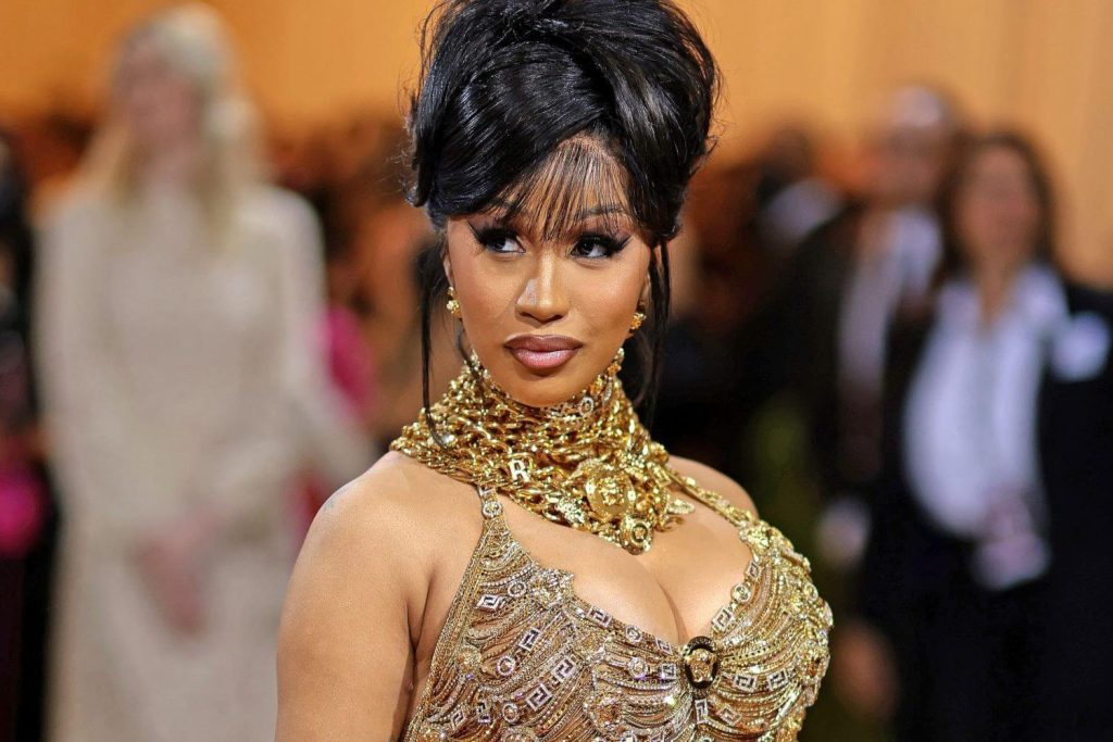 The truth behind the alleged fight in which Cardi B hit a fan with her microphone