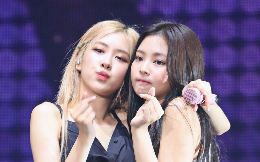 BLACKPINK's Jennie and Rosé experience an embarrassing moment at the 2022 VMAs after party