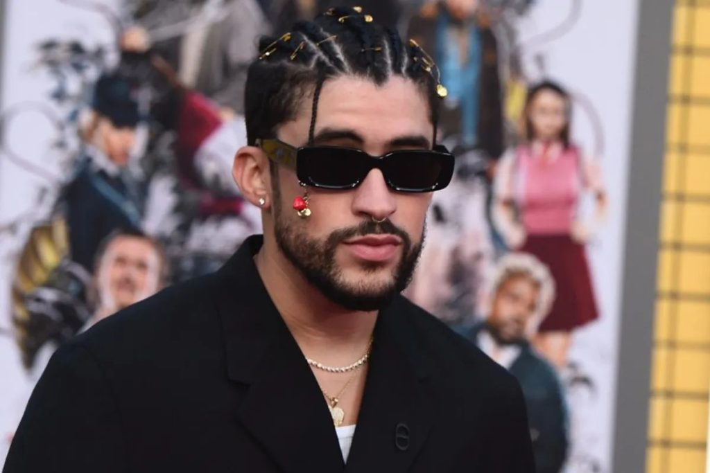 Bad Bunny drives the networks crazy by kissing the dancers on the VMA stage