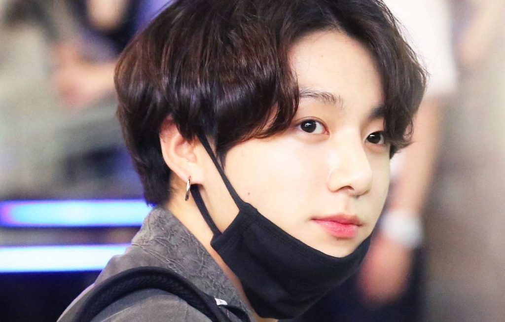 A BTS fan proposed to Jeon Jungkook in the middle of a public street in America