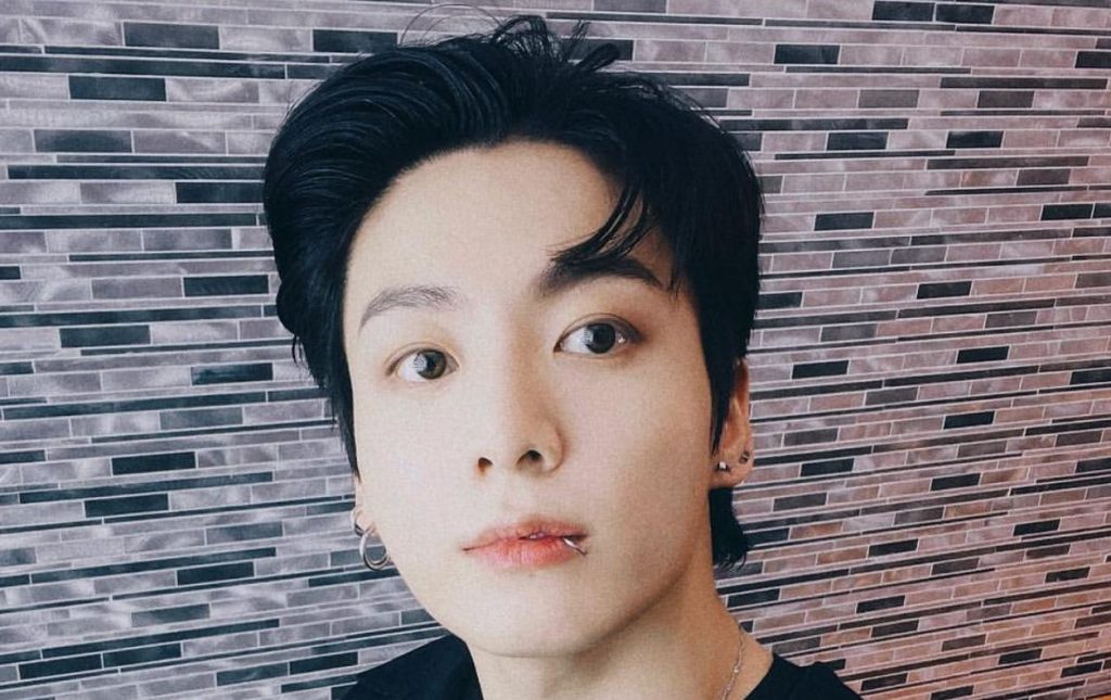 BTS' Jungkook is caught sighting the girl he's in love hidden from fans