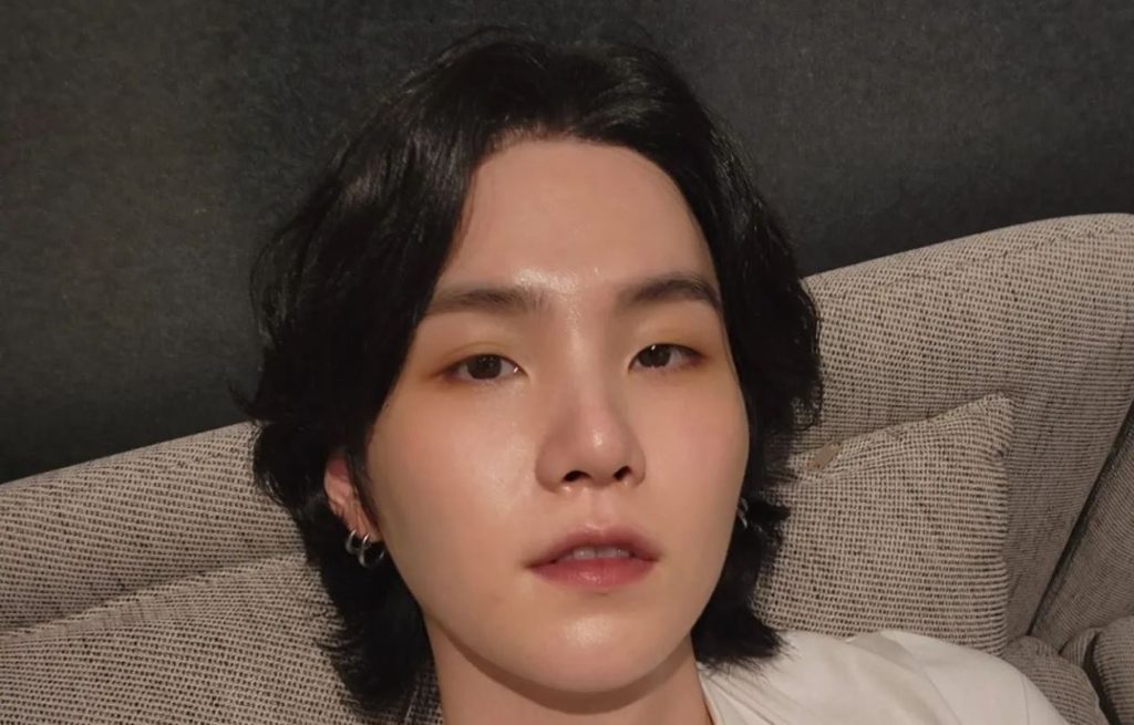 BTS' Suga gets mocked by rappers who consider him "feminine" for wearing makeup