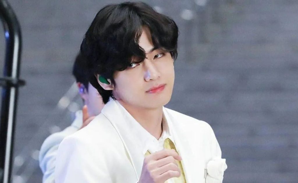 HYBE under fire for looking down on BTS' Taehyung on his solo stage HYBE under fire for looking down on BTS' Taehyung on his solo stage