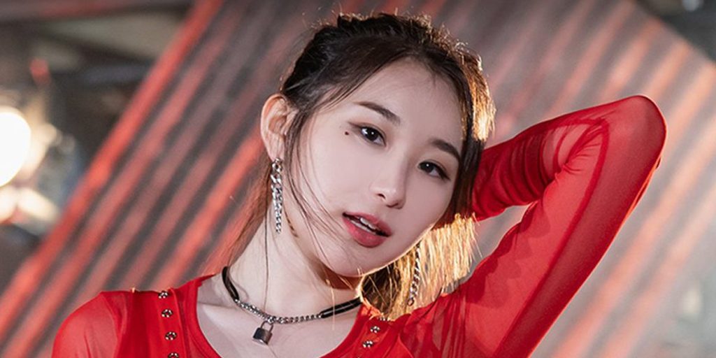 IZ*ONE member Lee Chae Yeon will release her solo debut album next month