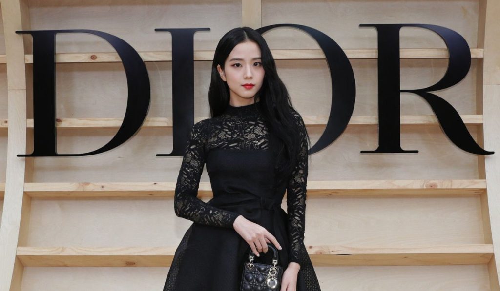 Paparazzi tried to insult Jisoo in Europe, and she responds in the most epic way