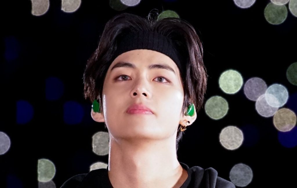 The intense flirting of BTS' V with a reporter in the middle of the street