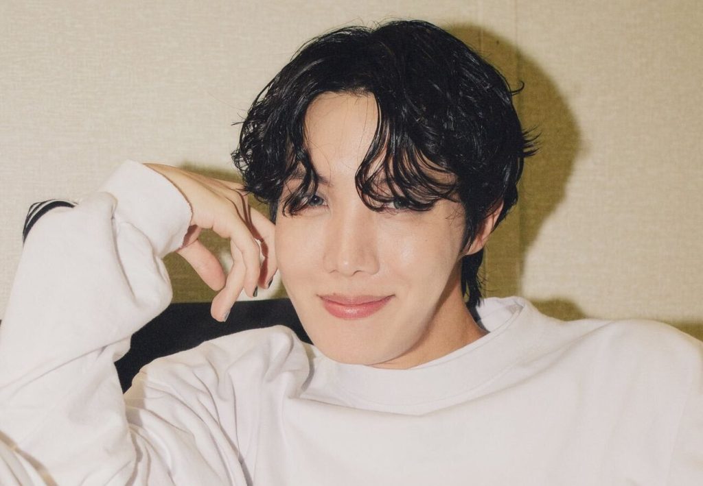 ARMY discovers who is the woman who has J-Hope from BTS as a wallpaper