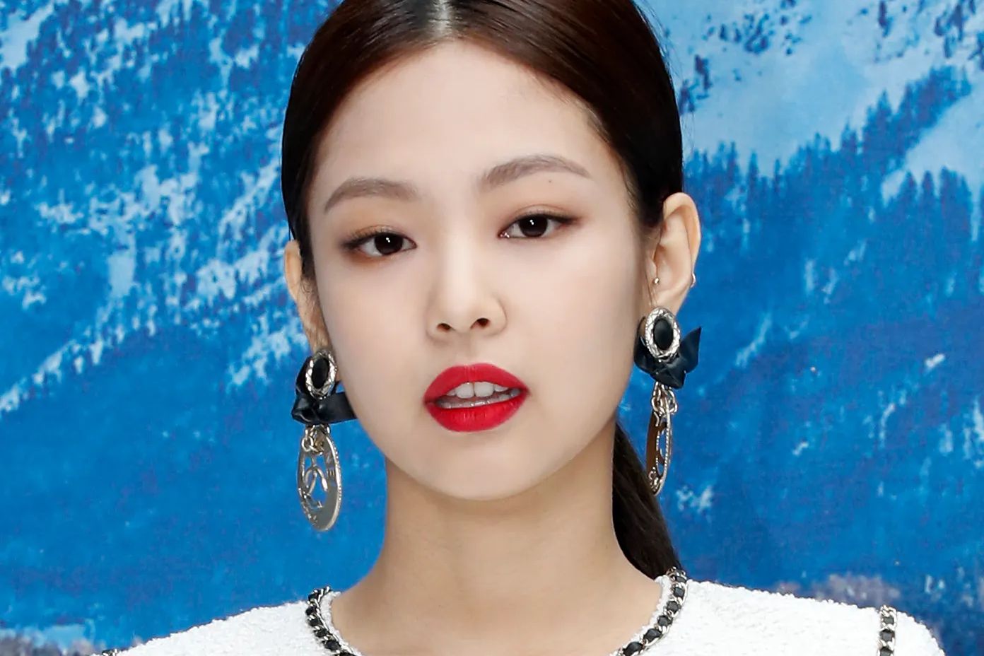 BLACKPINK's Jennie shows it all in wardrobe incident on stage