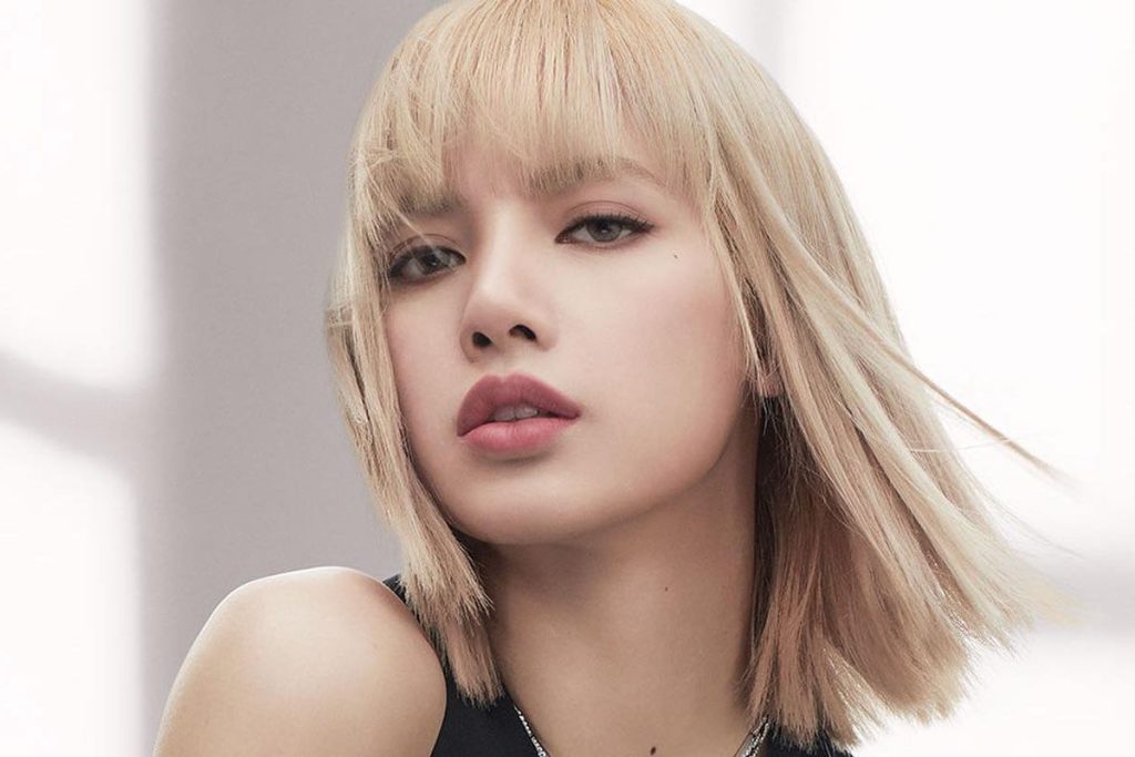 BLACKPINK's Lisa loses a piece of her wardrobe on stage
