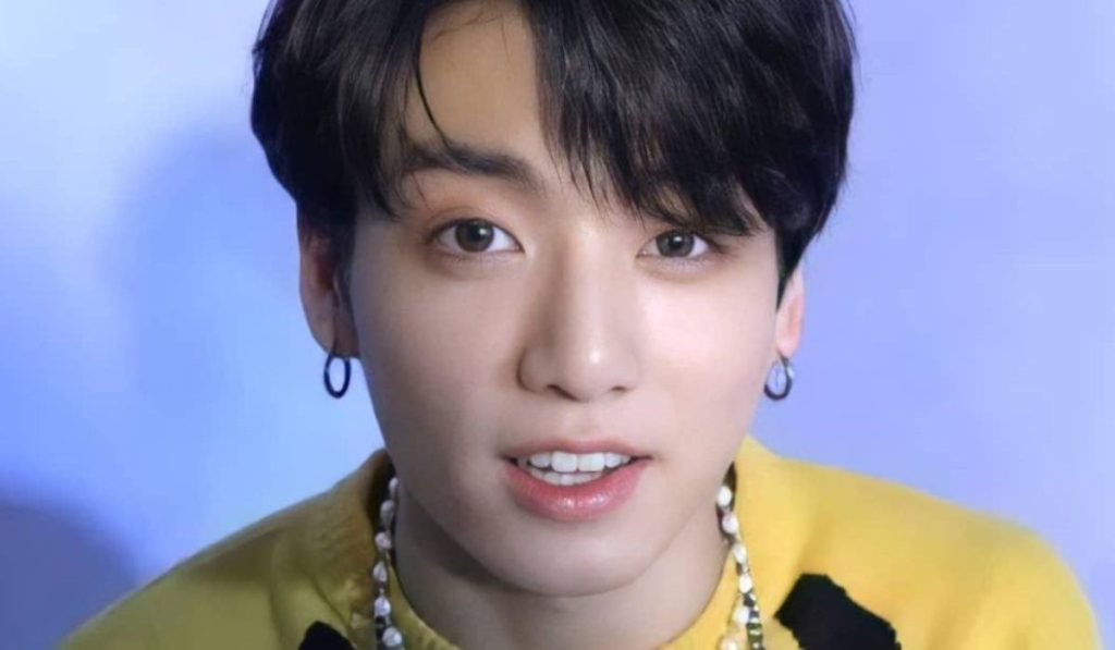 BTS’ Jungkook shows his back and drives fans crazy