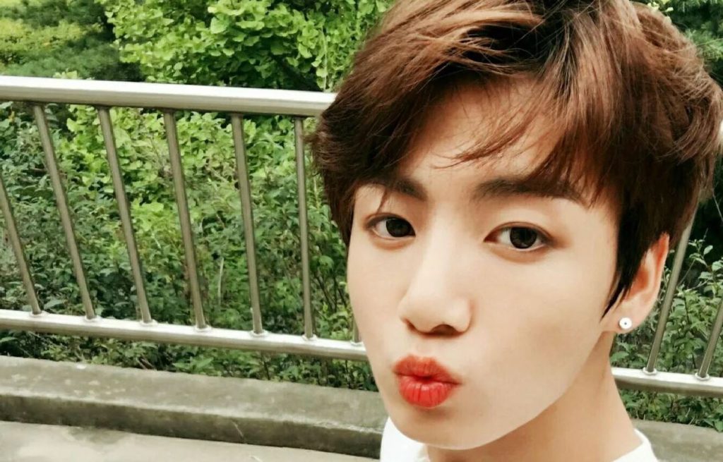 Jungkook drives fans crazy after revealing what it's like to wake up next to him